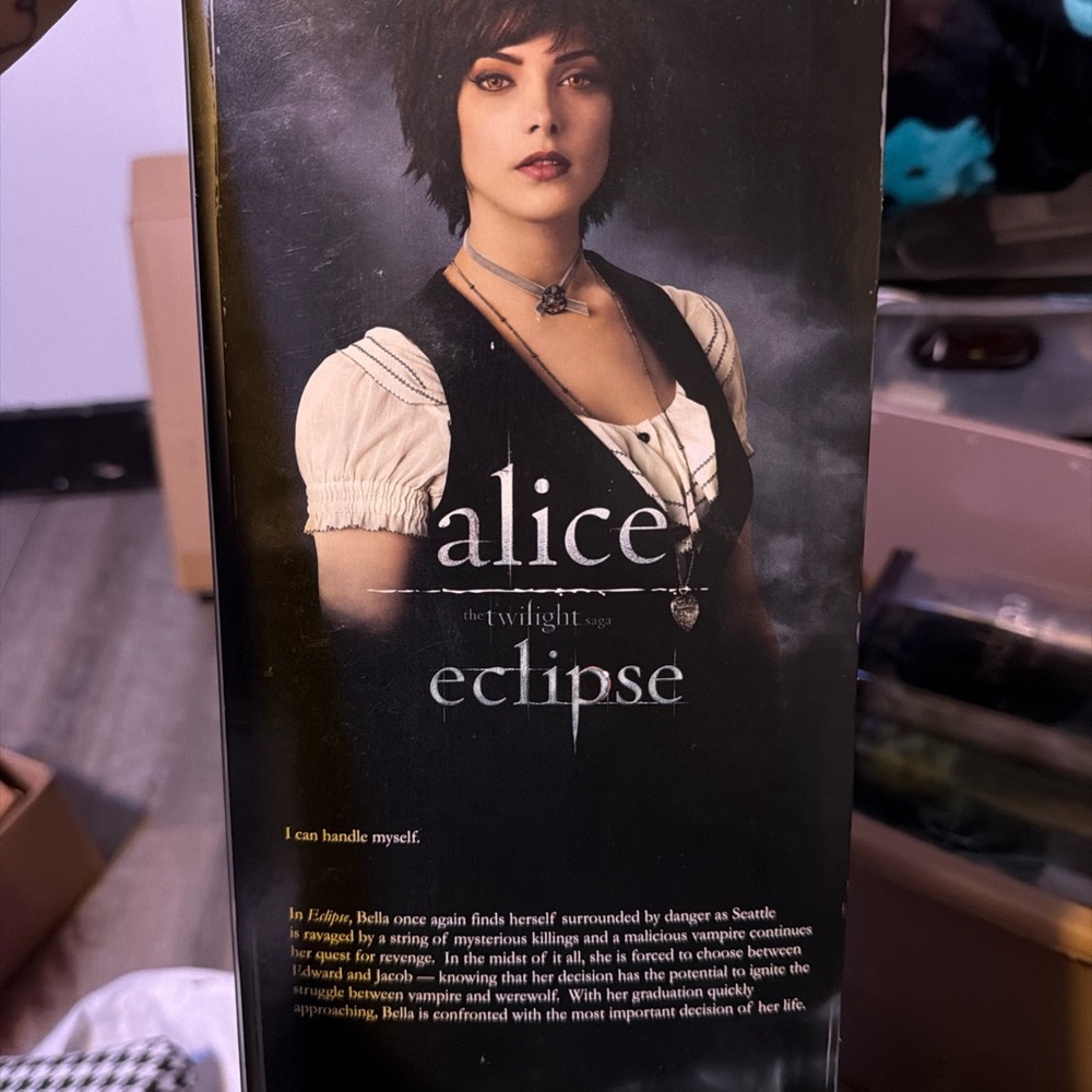 Barbie Twilight Saga Eclipse Doll - Black and White Outfit - Picture 3 of 4